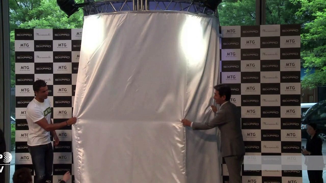Cristiano Ronaldo meets near-nude clone in Tokyo