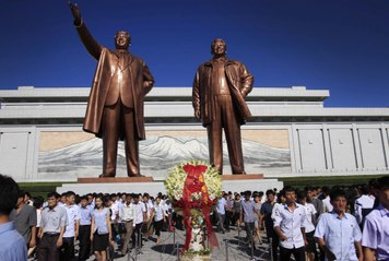 Les Nord-Coréens célèbre le XXIe anniversaire de la mort de Kim Il-sung