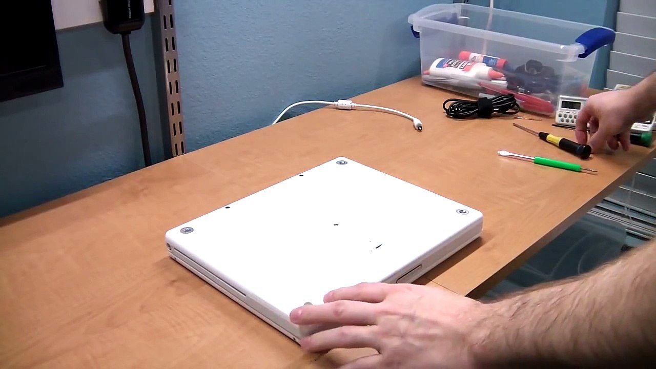 Apple iBook G4 laptop disassembly