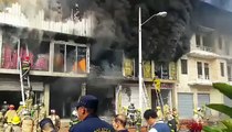 Incendio consume locales de centro comercial en la bahía de Guayaquil