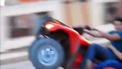 Voici Pourquoi il faut Toujours Regarder devant Soi quand on fait des Roues Arrières !!