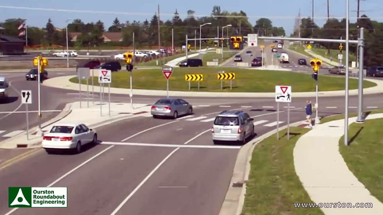 HAWK signal at a roundabout - video Dailymotion