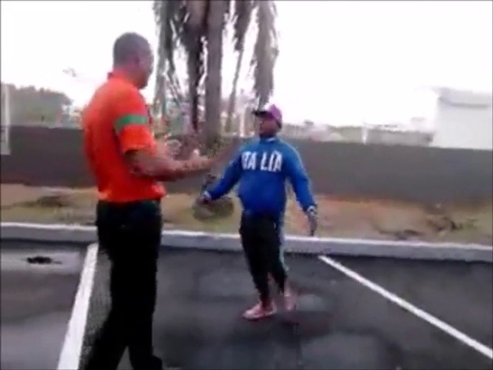 David contre Goliath... Enorme KO