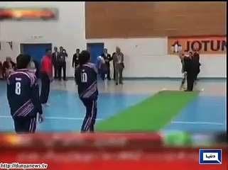 Dunya News - PM Nawaz hits shot on women players' bowling in Norway