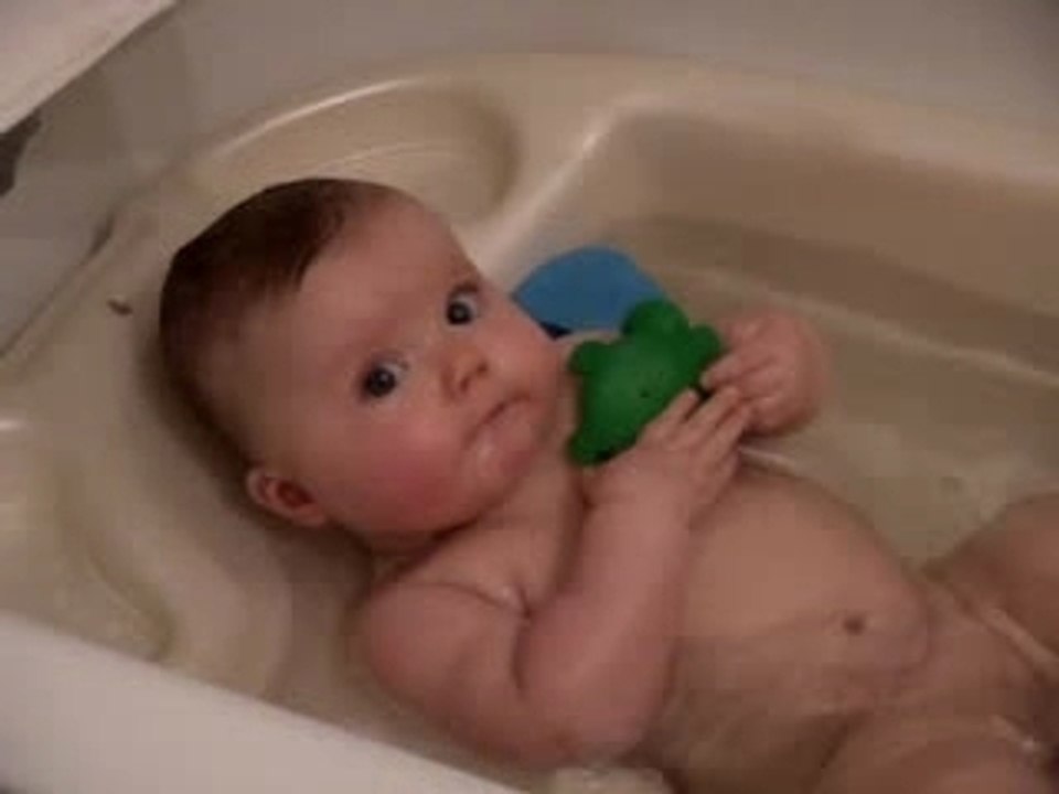 Emma dans le bain