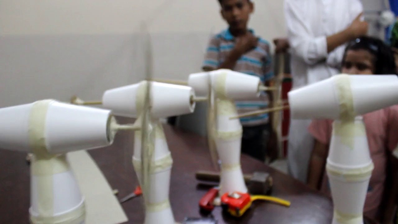 Science Summer camp Activity Windturbine testing