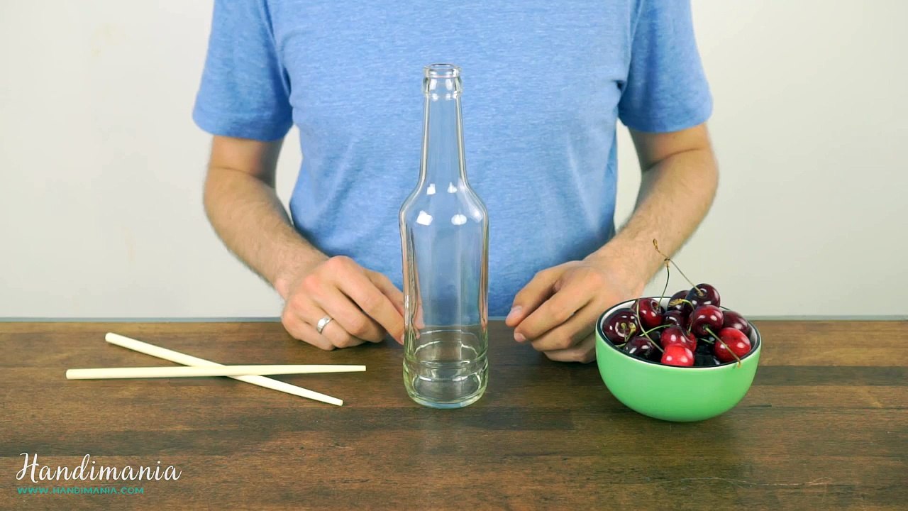 Comment dénoyauter une cerise facilement avec cette simple astuce.
