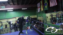 Padre obliga a su hijo a pelear con boxeador tras descubrir que hacía bullying