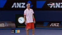 Une ramasseuse de balle ramasse un insecte gênant sur le court de tennis - Slow motion hilarant - Melbourne Australian O