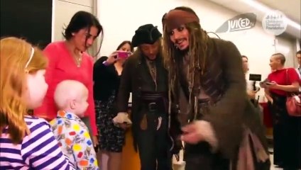 Johnny Depp rend visite à des enfants malade