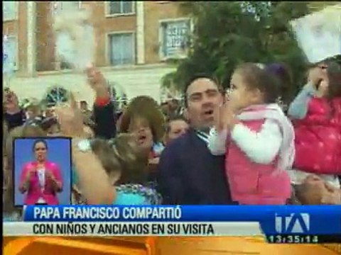 El papa Francisco compartió con niños y ancianos en su visita a Ecuador