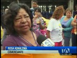 Comercientes se quejan en las afueras del Municipio de Quito