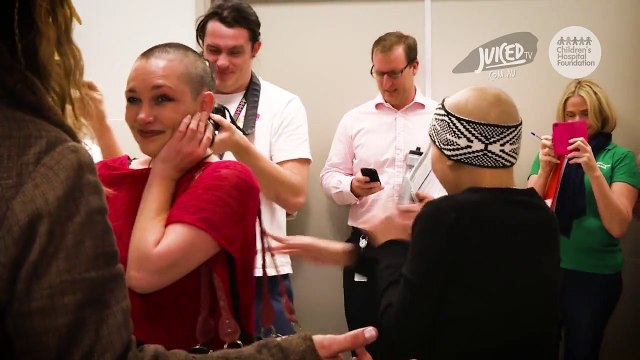 Johnny Depp visite un hôpital pour enfants déguisé en Jack Sparrow