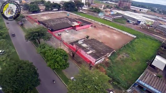 Un policier tire sur un fuyard depuis un hélicoptère