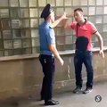 Un policier met KO un homme qui se moque de lui