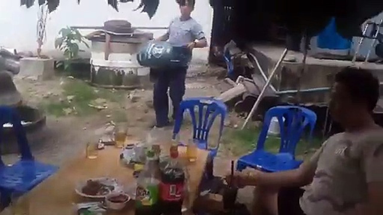 Une bouteille de gaz en guise de lance-flamme