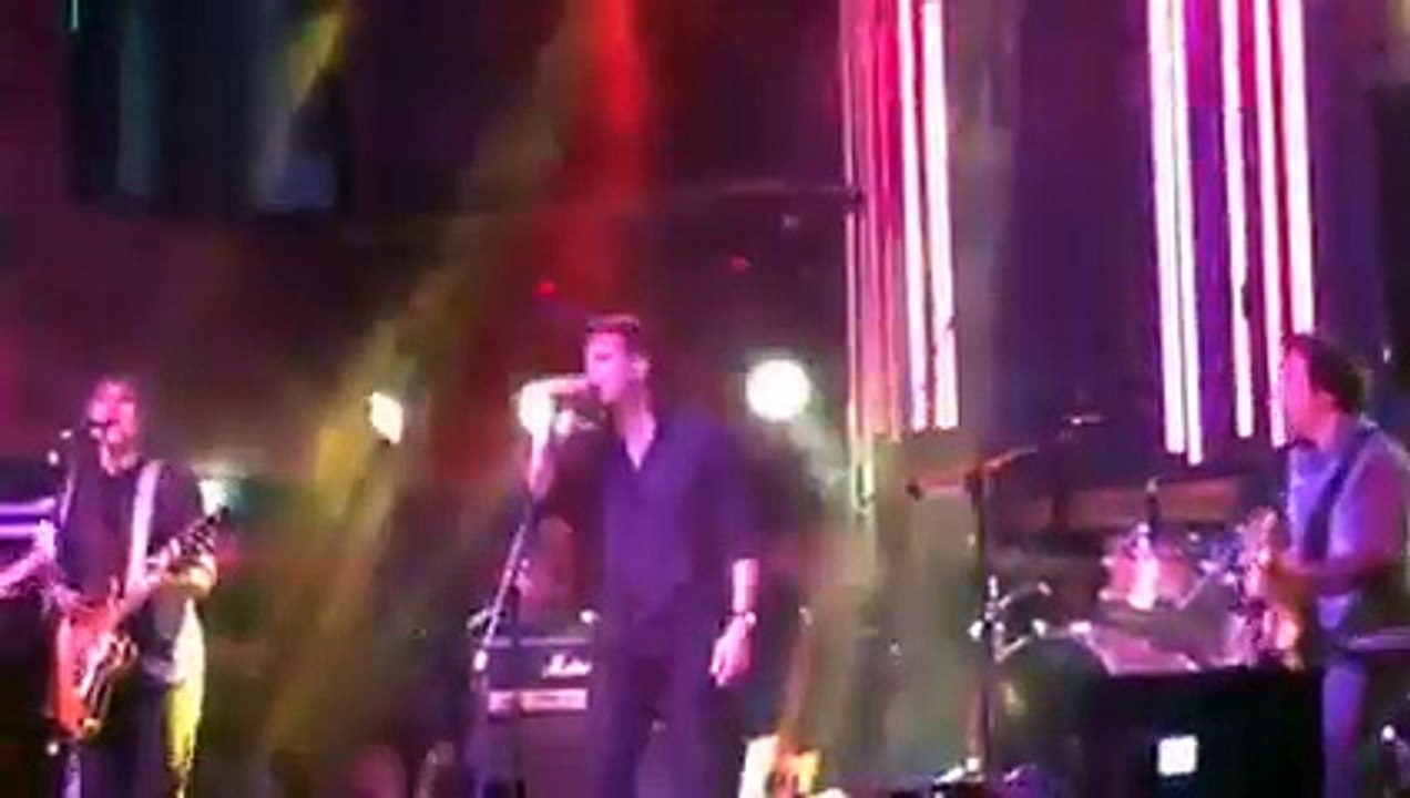 Christian Meier cantó en el concierto de Mikel Erentxun