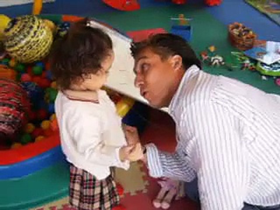 PAPÁ ENSEÑA A PERSINAR A SU HIJA