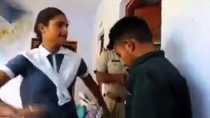 India: una colegiala golpea a su acosador