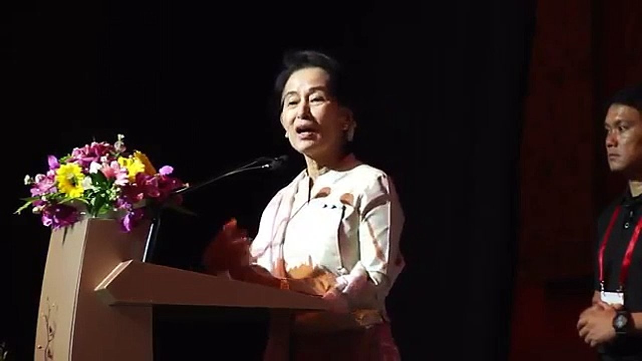Daw Aung San Su Kyi Meeting With Myanmar Families in Singapore 2013