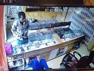 Choro ne din dhare shop ko loot liya