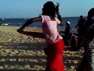 Musique + danseuses sénégalaises avant les combats de lutte sénégalaise. N°155