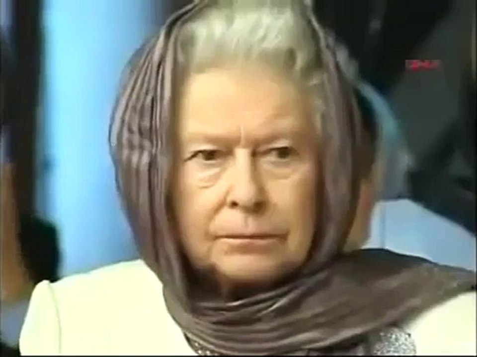 Islamic Videos Queen Elizabeth With Great Concentration Listen Quran