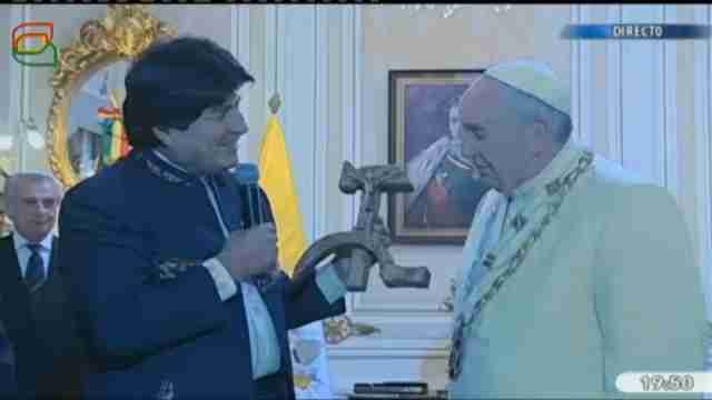 Evo Morales y Francisco intercambian obsequios en el Palacio de Gobierno