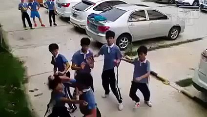 PETORICA NA JEDNOG Pokušali su da ga prebiju, ali su se tako gadno prevarili! (VIDEO)