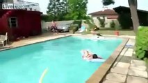 Hombre se caga en la piscina FAIL videos graciosos divertidos ✔