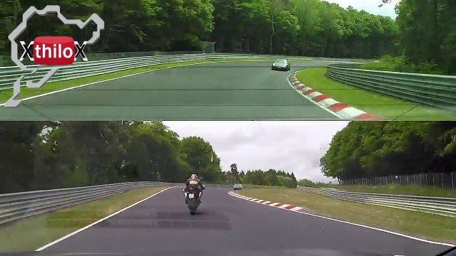 Megane RS vs Motard sur le circuit de Nürburgring