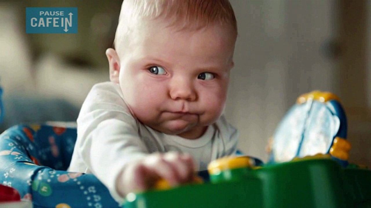 Des bébés font caca en slow-motion, c'est hilarant !