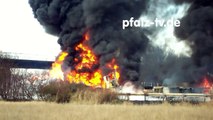Inferno auf der Autobahn A 61 , ein Tanklastwagen explodiert, dabei verbrennen zwei weitere LKW