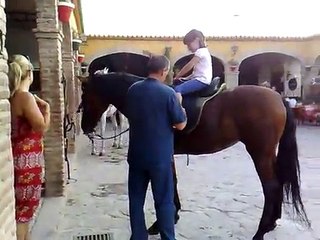 Mi niña montando por primera vez a caballo.