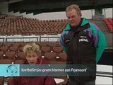 Voetballertjes geven bloemen aan Feyenoord - 1991