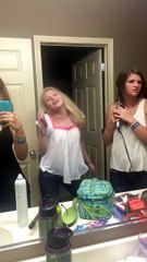 Une blonde chante dans la salle de bain avec ses amies