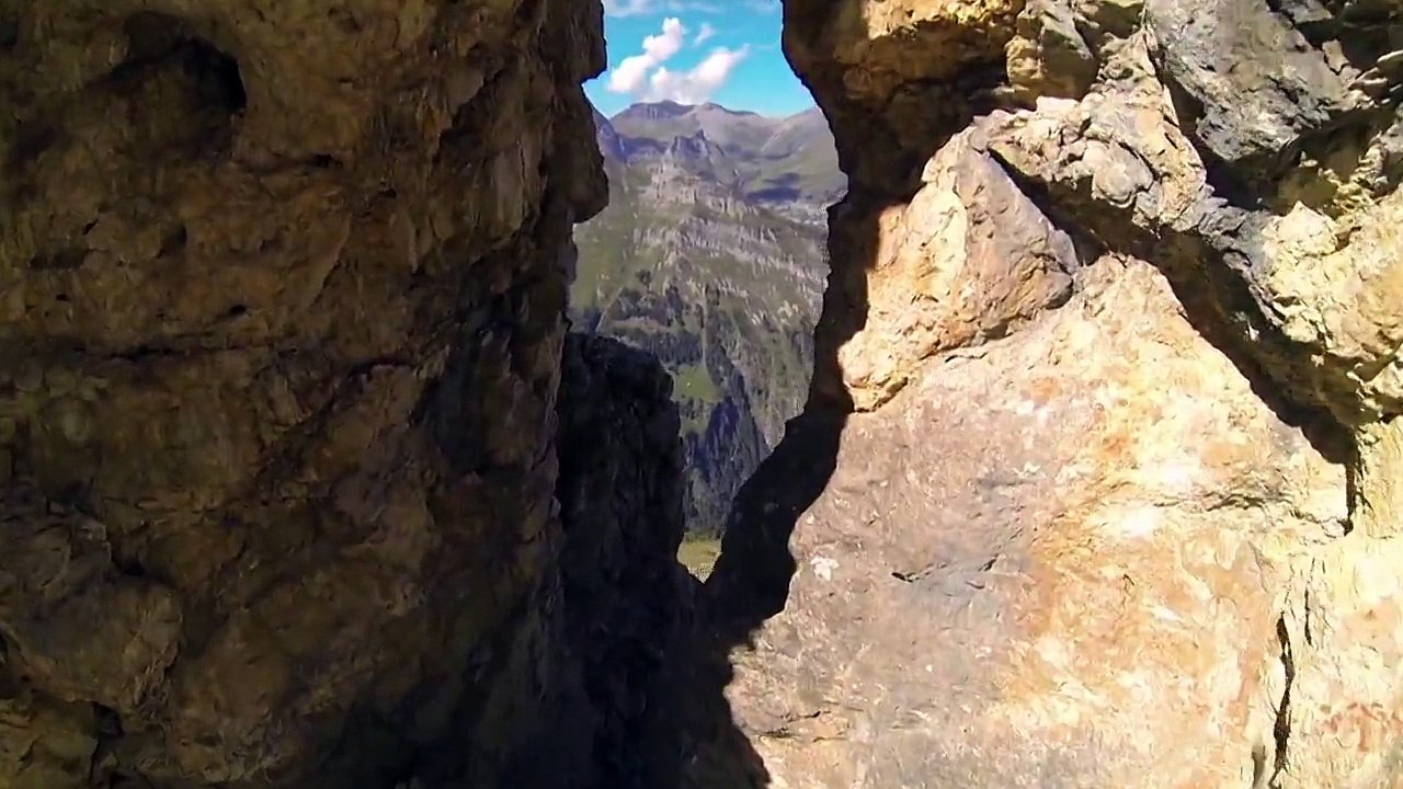 Uli Emanuel saut en Wingsuit entre une roche de deux mètres de large