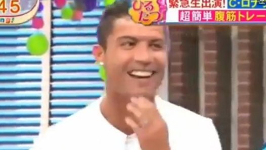 Japon : Cristiano Ronaldo montre ses abdos et rend fous ...