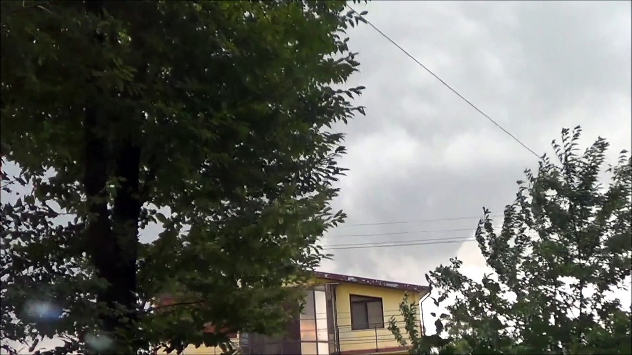 Furtuna si plouă dezlănțuit la Iași- mă rog pentru "Oastea Ștefană" să nu-i plouă, ei merg pe jos spre Ungheni