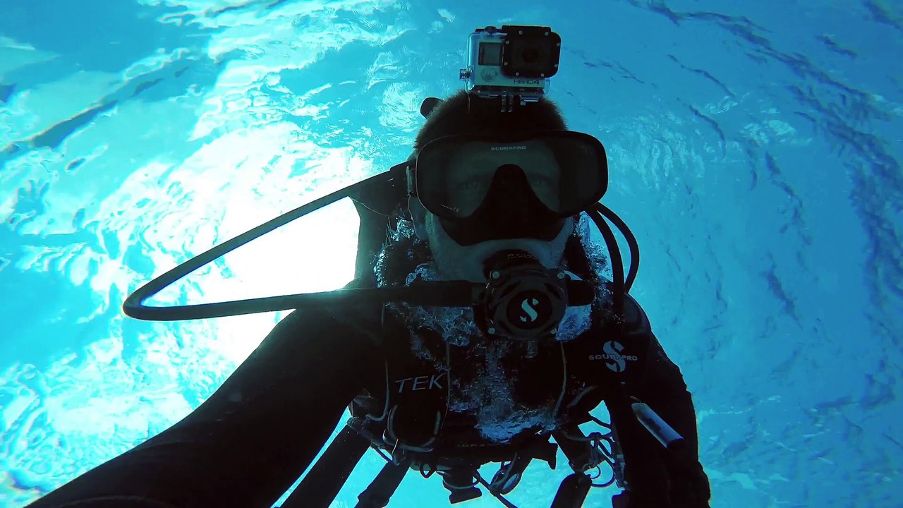 Il pose une GoPro sur un requin marteau