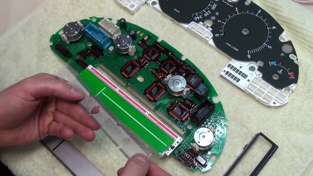 Range Rover Silver track ribbon cable pixel repair on L322 Instrument Cluster speedometer