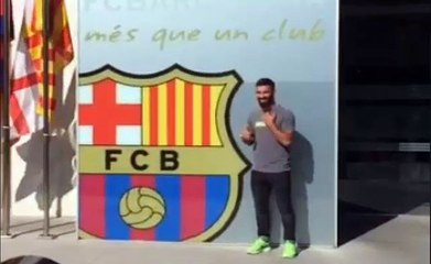 Arda Turan in front of FC Barcelona offices