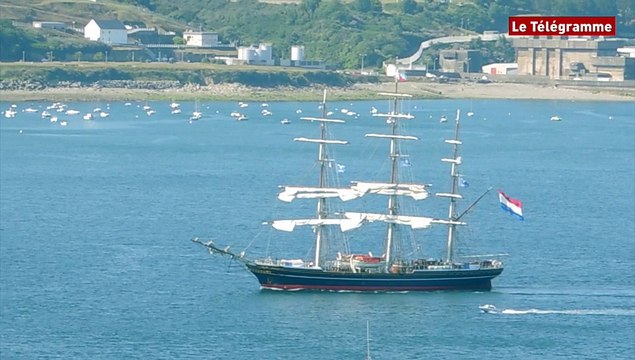 Roscanvel (29). Le Stad Amsterdam quitte Brest pour Roscoff