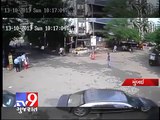 Watch chain snatching caught on CCTV - Tv9 Gujarat