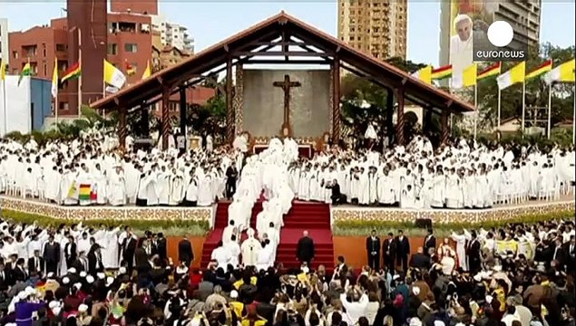 El papa Francisco oficia una misa ante alrededor de dos millones de fieles en Bolivia