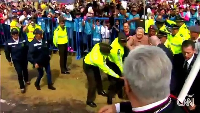 Anciana en silla de ruedas recibe bendición del papa Francisco