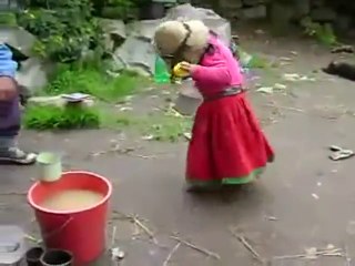 que ternura  - Niña bailando huayno - Peru Sierra