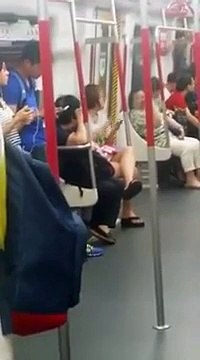 Elle devient folle car son smartphone n'a plus de batterie - Métro de Hong Kong