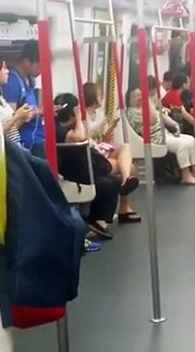 Elle devient folle car son smartphone n'a plus de batterie - Métro de Hong Kong