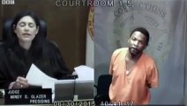 فيديو مؤثر جدا : قاضية تتعرف على زميل دراستها وهو في قفص الاتهام .. شاهد ردت فعله ...